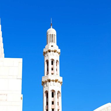  Minare ve din açık gökyüzünde Umman Muscat 'ta eski camide.
