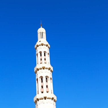 Minare ve din açık gökyüzünde Umman Muscat 'ta eski camide.