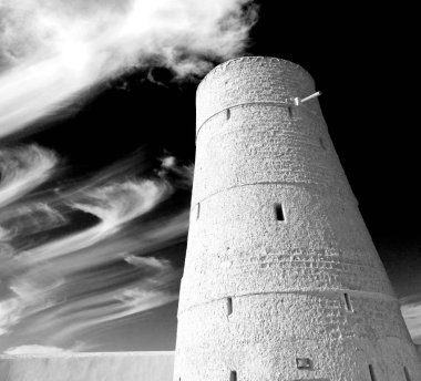 Kale savaşı gökyüzü ve Umman Muscat 'ın yıldız tuğlası eski savunma.  