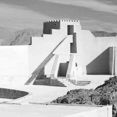 Kale savaşı gökyüzü ve Umman Muscat 'ın yıldız tuğlası eski savunma.  