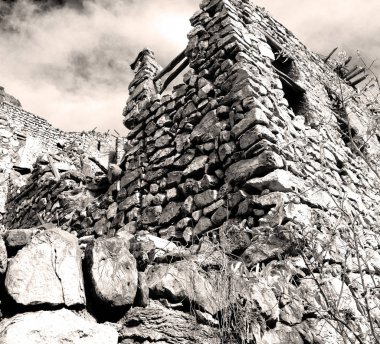 kemer köy evi ve terk edilmiş Umman bulutlu gökyüzü 