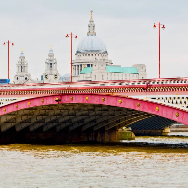 Puente del río Támesis ventanas en la ciudad de Londres casa y —  Fotos de Stock