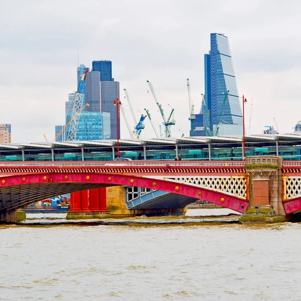 Мост Темзы окна реки в городе Лондоне дома и — стоковое фото