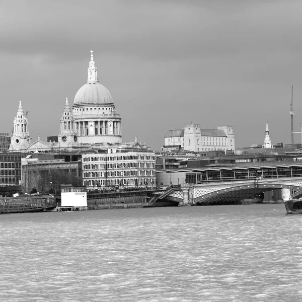 Brug van de thames rivier Vensters in de city of london thuis en — Stockfoto