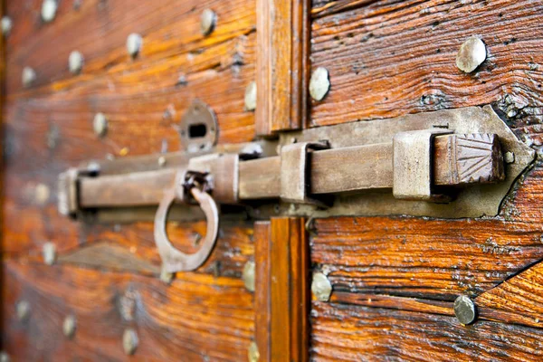 Italy  patch lombardy      n a  door curch  closed wood — Stock Photo, Image