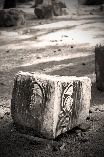 Παλιά ερειπωμένη στήλη και κατέστρεψε πέτρα στην Τουρκία ναός Φασηλίδα — Φωτογραφία Αρχείου