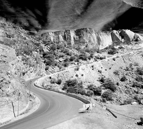 No oman o desfiladeiro velho da montanha e o canyon o céu nublado profundo — Fotografia de Stock