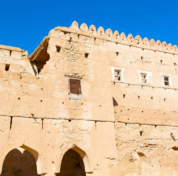 In oman muscat il vecchio forte difensivo battaglia cielo a — Foto Stock