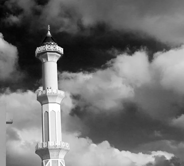 Dans oman muscat l'ancienne mosquée minaret et religion dans le ciel clair — Photo