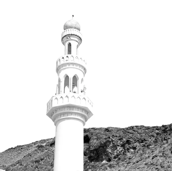 In oman muscat das Minarett der alten Moschee und die Religion bei klarem Himmel — Stockfoto