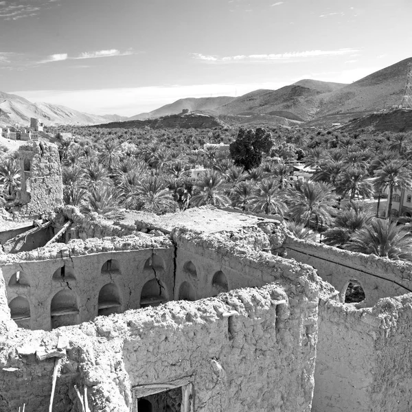 En Oman la vieja casa abandonada del arco del pueblo y cielo nublado — Foto de Stock