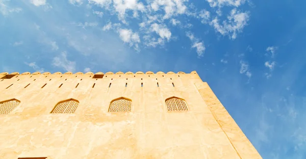 Umman Muscat eski savunma fort battlesment gökyüzü bir — Stok fotoğraf