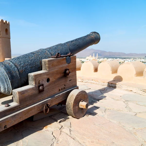 In oman muscat il vecchio castello e cannone vicino al muro — Foto Stock