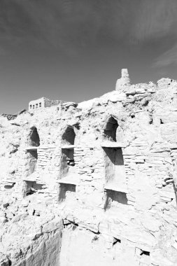 Umman eski terk edilmiş köy evi ve bulutlu gökyüzü kemer