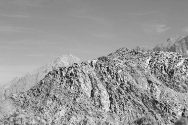 Umman eski dağ gorge ve kanyon derin bulutlu gökyüzü 