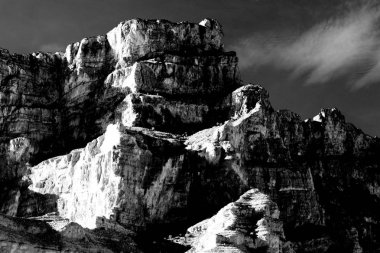 Umman eski dağ gorge ve kanyon derin bulutlu gökyüzü 