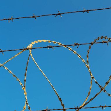 Umman barbwire içinde arka plan ve bulutlu gökyüzü