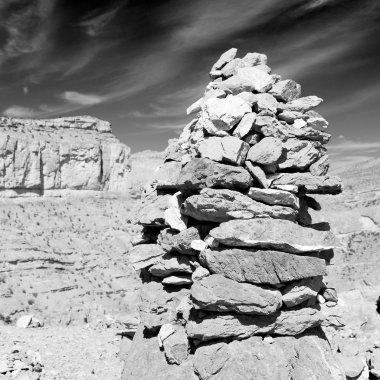 Umman eski dağ gorge ve kanyon derin bulutlu gökyüzü 