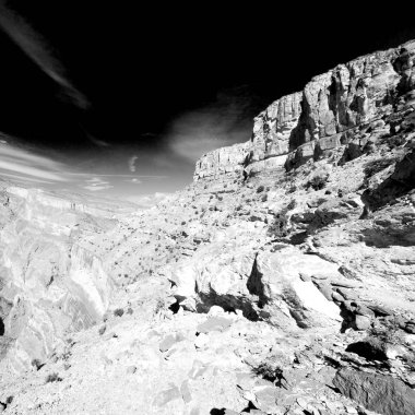 Umman eski dağ gorge ve kanyon derin bulutlu gökyüzü 