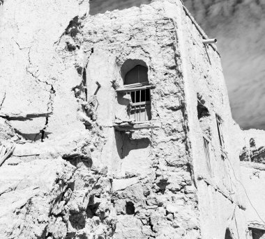 Umman eski köy evi ve bulutlu gökyüzü terk