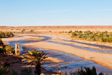 Afrika 'da günbatımı. Nehir kenarındaki eski inşaat.