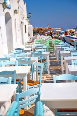 Tablo santorini Avrupa'nın Yunanistan eski Restoran sandalye ve su