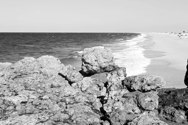 Na costa oman mar oceano golfo rocha e praia relaxar perto do céu — Fotografia de Stock