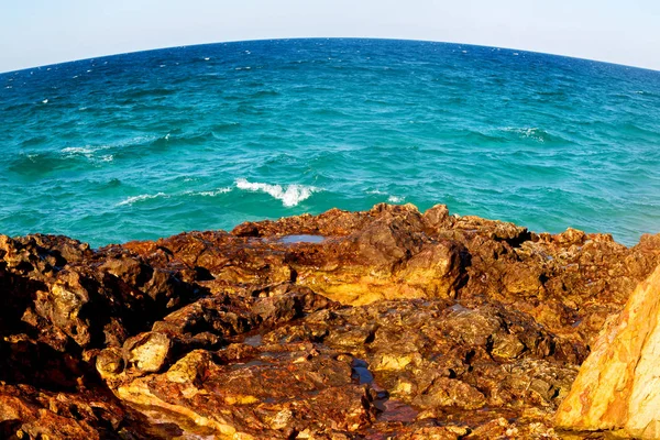 En Oman costa mar océano golfo roca y playa relajarse cerca del cielo —  Fotos de Stock