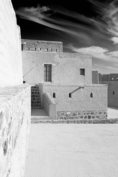 W oman, muscat stare niebo obronny fort battlesment — Zdjęcie stockowe