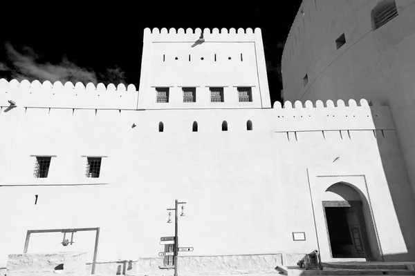 W oman, muscat stare niebo obronny fort battlesment — Zdjęcie stockowe