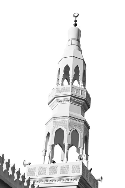 En oman moscatel la antigua mezquita minarete y la religión en el cielo claro — Foto de Stock