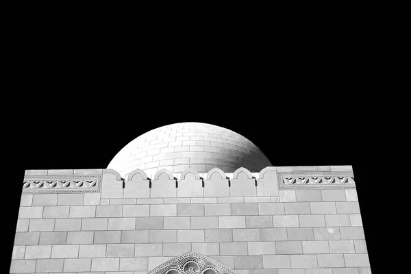 Dans oman muscat l'ancienne mosquée minaret et religion dans le ciel clair — Photo