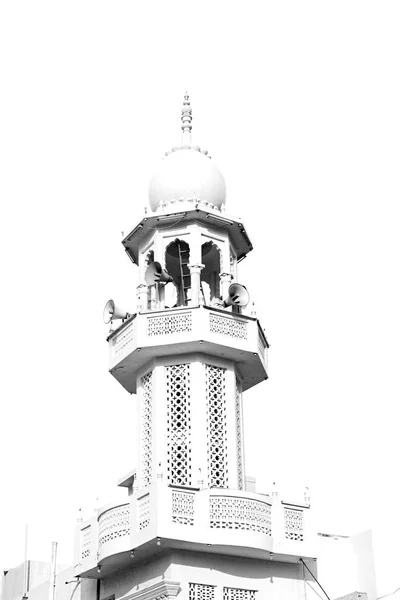 In oman muscat das Minarett der alten Moschee und die Religion bei klarem Himmel — Stockfoto