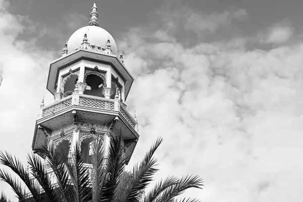 En oman moscatel la antigua mezquita minarete y la religión en el cielo claro — Foto de Stock