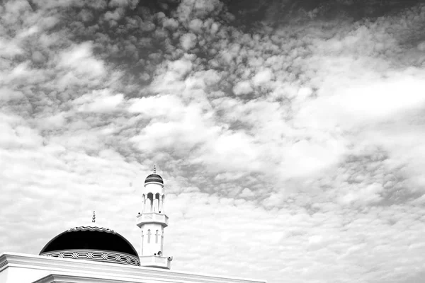 Dans oman muscat l'ancienne mosquée minaret et religion dans le ciel clair — Photo