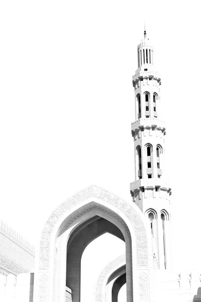 Em oman muscat a antiga mesquita minarete e religião no céu claro — Fotografia de Stock