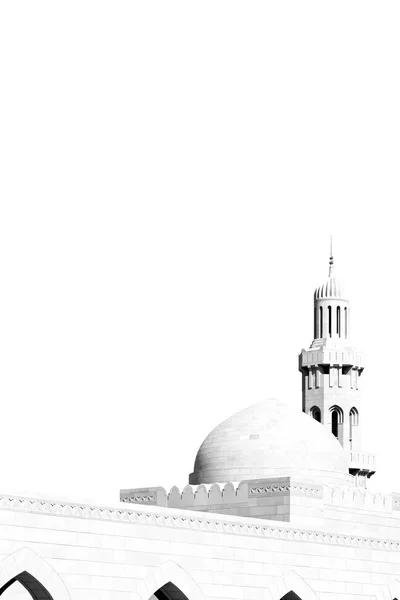 En oman moscatel la antigua mezquita minarete y la religión en el cielo claro — Foto de Stock