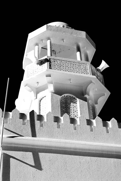 오만 무스카트 오래 된 모스크의 미 나 렛에 맑은 하늘에 있는 종교 — 스톡 사진