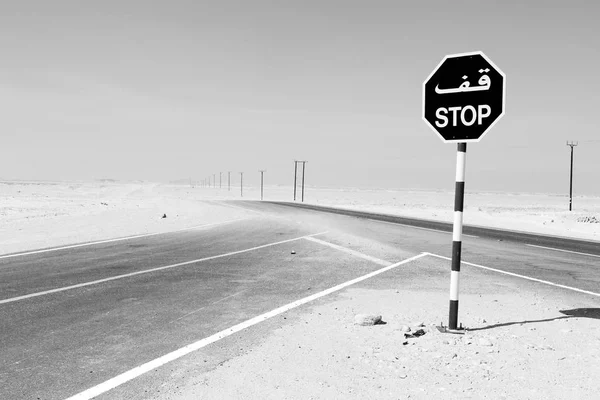 V Ománu poblíž staré pouštní asfalt prázdné ulice a lonelin — Stock fotografie