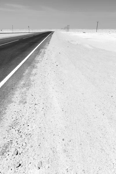 No oman perto do deserto velho a rua do empry do asfalto e o lonelin — Fotografia de Stock
