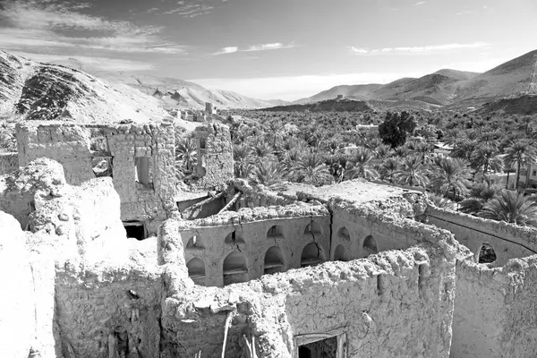 Oman la vieille maison abandonnée d'arc de village et ciel nuageux — Photo