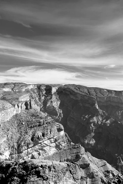 No oman o desfiladeiro velho da montanha e o canyon o céu nublado profundo — Fotografia de Stock