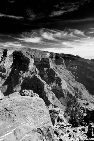 在阿曼旧山峡谷，峡谷深多云的天空 — 图库照片