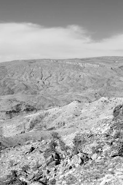 En Oman el viejo barranco de la montaña y el cañón el cielo nublado profundo — Foto de Stock