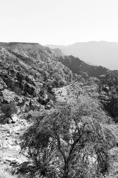 In der alten Gebirgsschlucht und im Canyon am tief bewölkten Himmel — Stockfoto