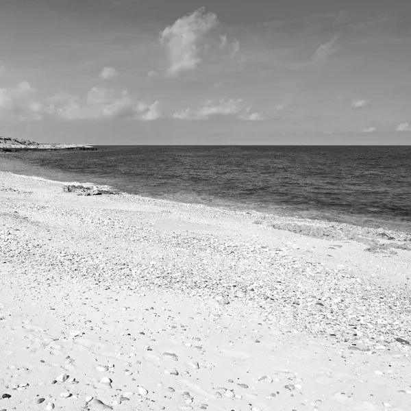 V Ománu pobřeží moře zálivu rock oceán a pláž odpočívat blízko nebe — Stock fotografie