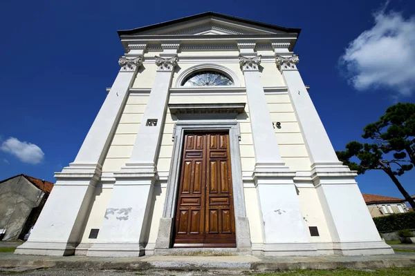 Sumirago starej architektury Kościoła ściany w słoneczny dzień — Zdjęcie stockowe
