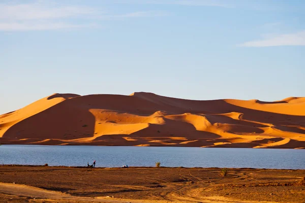 Luz do sol no lago deserto amarelo de areia de morocco e duna — Fotografia de Stock