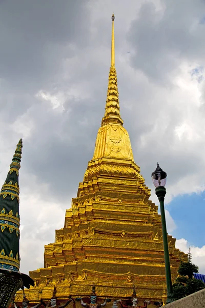 Thailand Bangkok regen Tempel Straßenlaterne — Stockfoto
