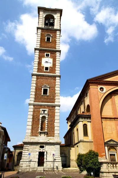在米兰的旧教堂封闭砖塔人行道上意大利伦巴第大区 — 图库照片